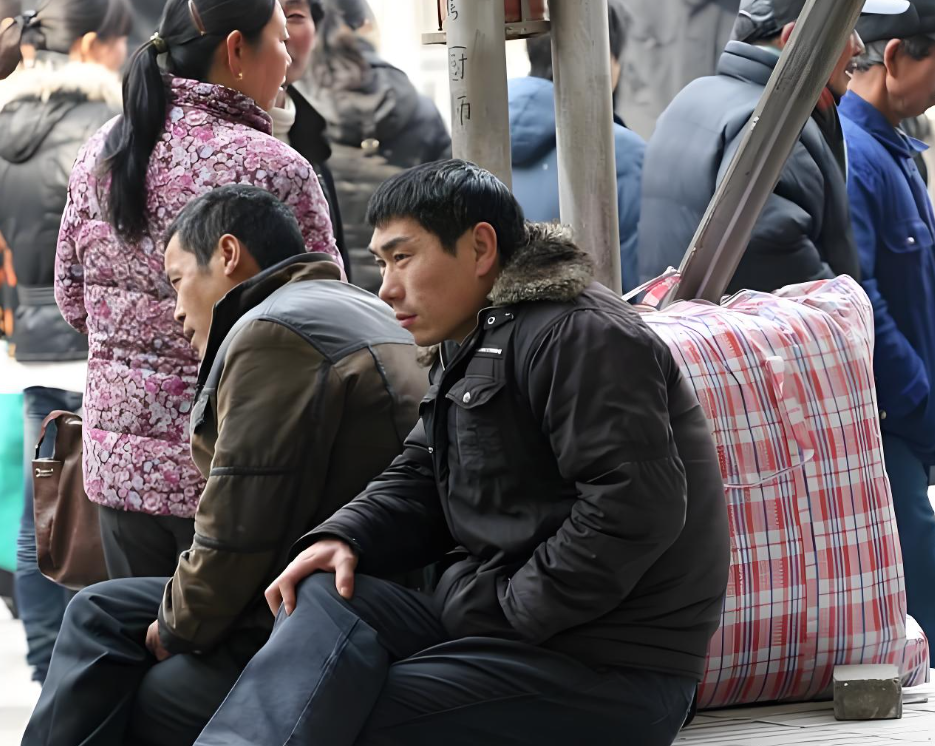 Một kiểu ĂN BÁM mới đang lan rộng - Con cái học cao nhưng cha mẹ lo sốt vó: 