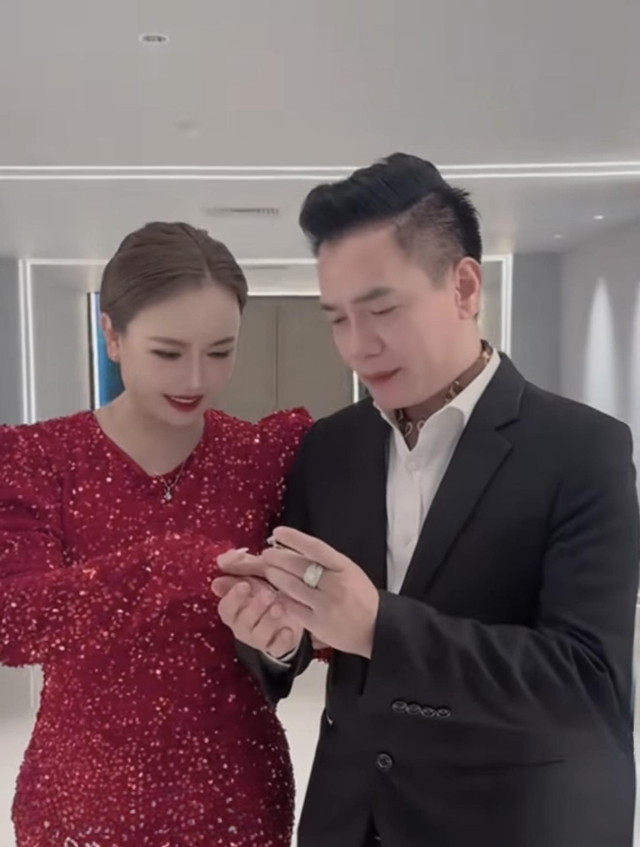 Diễn viên Hoàng Yến kết hôn lần thứ 5? câu chuyện tình yêu đầy trắc trở - Ảnh 1. Diễn viên Hoàng Yến kết hôn lần thứ 5? câu chuyện tình yêu đầy trắc trở - Ảnh 1.