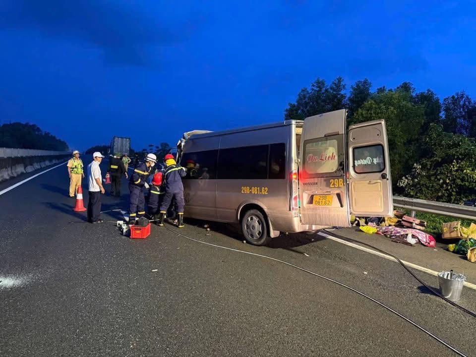 Tai nạn giao thông Đà Nẵng - Quảng Ngãi khiến 4 người Ninh Bình tử vong thương tâm - Ảnh 3. Tai nạn giao thông Đà Nẵng - Quảng Ngãi khiến 4 người Ninh Bình tử vong thương tâm - Ảnh 3.