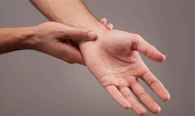 Người trung niên hay bị tê tay chân, chuột rút: Dùng 2 loại thảo dược này với nhau để bổ gan, thông kinh mạch, tuần hoàn máu - Ảnh 1.