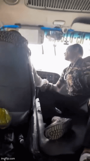 Tài xế xe buýt bị hành khách đánh: Hậu quả đáng báo động trên xe công cộng - Ảnh 1. Tài xế xe buýt bị hành khách đánh: Hậu quả đáng báo động trên xe công cộng - Ảnh 1.