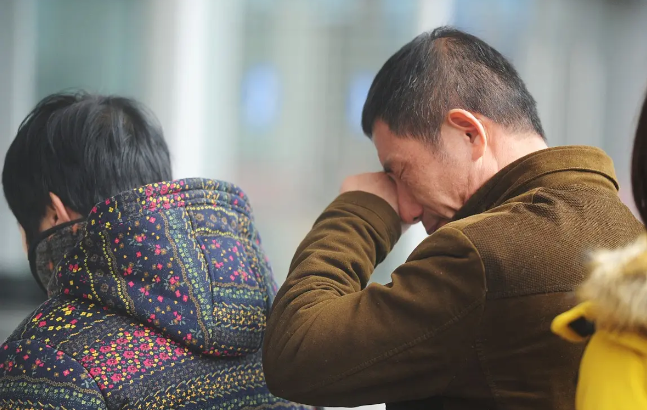 Bất hiếu giả tạo: Cha mẹ ấm ức và gánh nặng con cái trong gia đình hiện đại - Ảnh 1. Bất hiếu giả tạo: Cha mẹ ấm ức và gánh nặng con cái trong gia đình hiện đại - Ảnh 1.