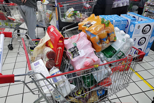 Ở tuổi 50, tôi cắt 7 khoản tưởng nhỏ mà ngốn tiền - sống nhàn hơn hẳn, dư tiền dưỡng già - Ảnh 2.