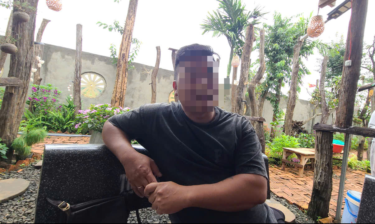 Cha xích nhốt 2 con nhỏ: Nghi vấn bỏ đói và những hệ lụy xã hội - Ảnh 1. Cha xích nhốt 2 con nhỏ: Nghi vấn bỏ đói và những hệ lụy xã hội - Ảnh 1.