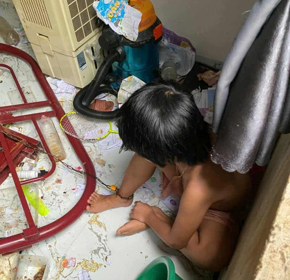 Cha xích nhốt 2 con nhỏ: Nghi vấn bỏ đói và những hệ lụy xã hội - Ảnh 2. Cha xích nhốt 2 con nhỏ: Nghi vấn bỏ đói và những hệ lụy xã hội - Ảnh 2.