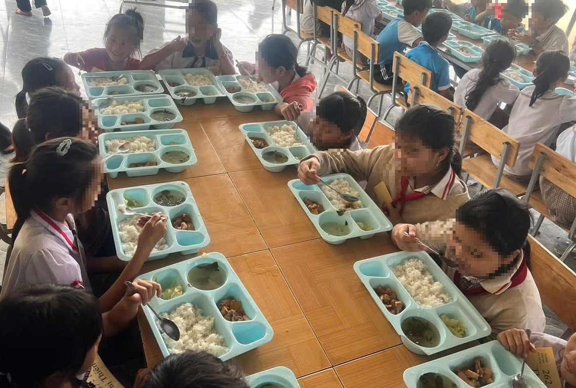 Dự án Nuôi em tại Đắk Lắk hỗ trợ suất ăn cho học sinh khó khăn - Ảnh 1. Dự án Nuôi em tại Đắk Lắk hỗ trợ suất ăn cho học sinh khó khăn - Ảnh 1.