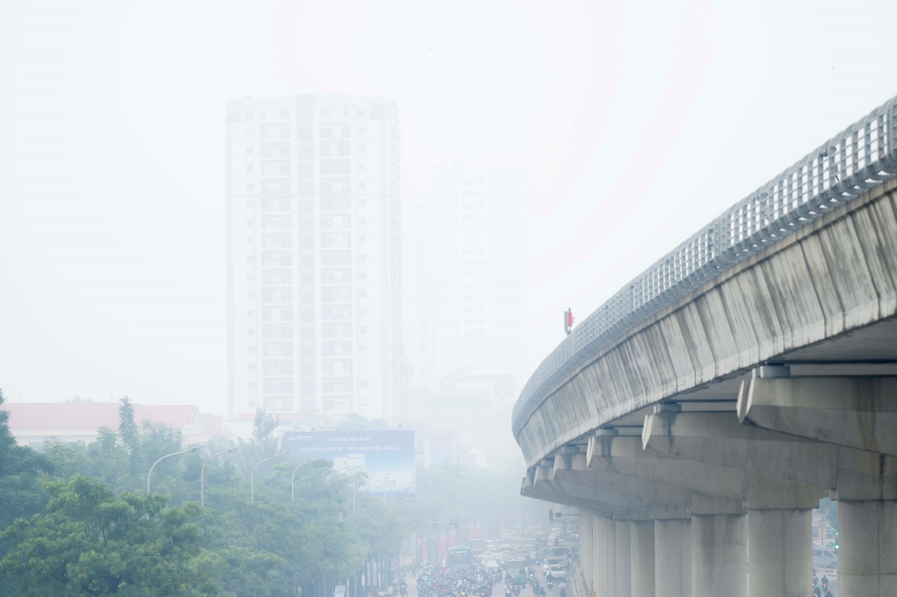 Giữa trưa bầu trời Hà Nội vẫn mù mịt, nhiều toà nhà Giữa trưa bầu trời Hà Nội vẫn mù mịt, nhiều toà nhà