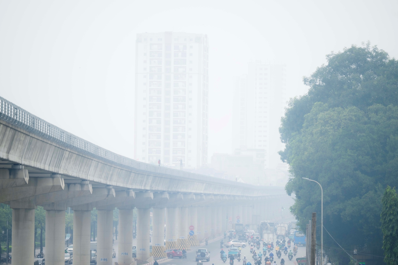 Giữa trưa bầu trời Hà Nội vẫn mù mịt, nhiều toà nhà Giữa trưa bầu trời Hà Nội vẫn mù mịt, nhiều toà nhà