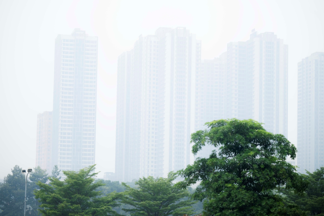 Giữa trưa bầu trời Hà Nội vẫn mù mịt, nhiều toà nhà Giữa trưa bầu trời Hà Nội vẫn mù mịt, nhiều toà nhà