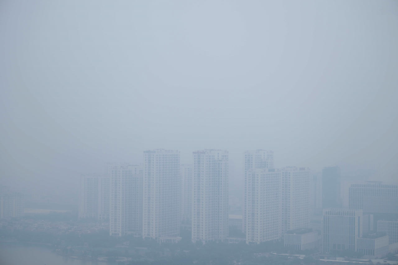 Giữa trưa bầu trời Hà Nội vẫn mù mịt, nhiều toà nhà Giữa trưa bầu trời Hà Nội vẫn mù mịt, nhiều toà nhà