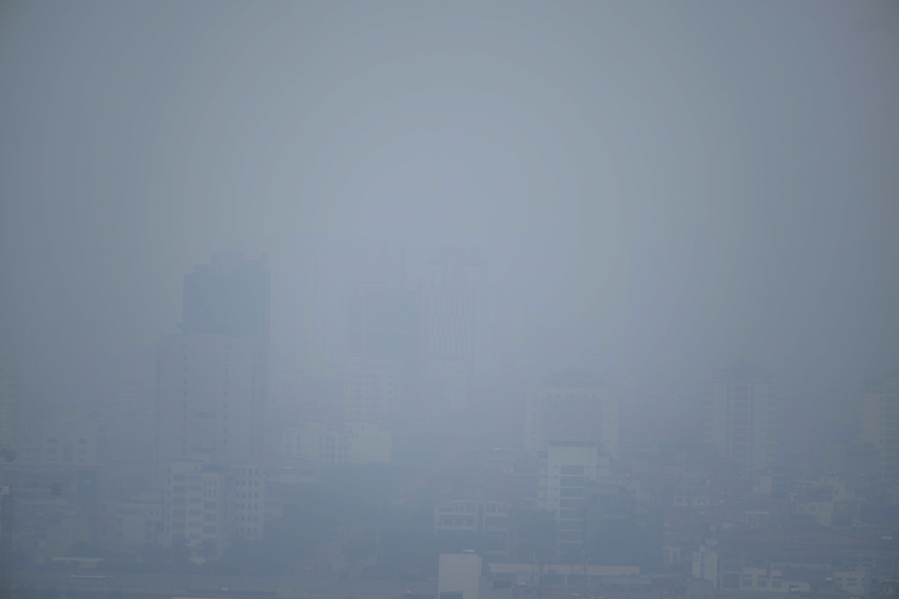 Giữa trưa bầu trời Hà Nội vẫn mù mịt, nhiều toà nhà Giữa trưa bầu trời Hà Nội vẫn mù mịt, nhiều toà nhà