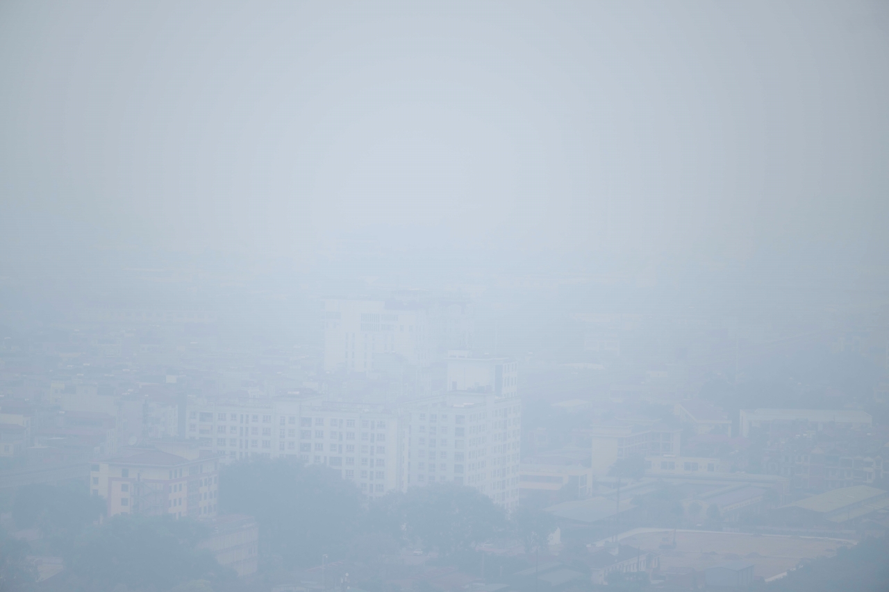 Giữa trưa bầu trời Hà Nội vẫn mù mịt, nhiều toà nhà Giữa trưa bầu trời Hà Nội vẫn mù mịt, nhiều toà nhà