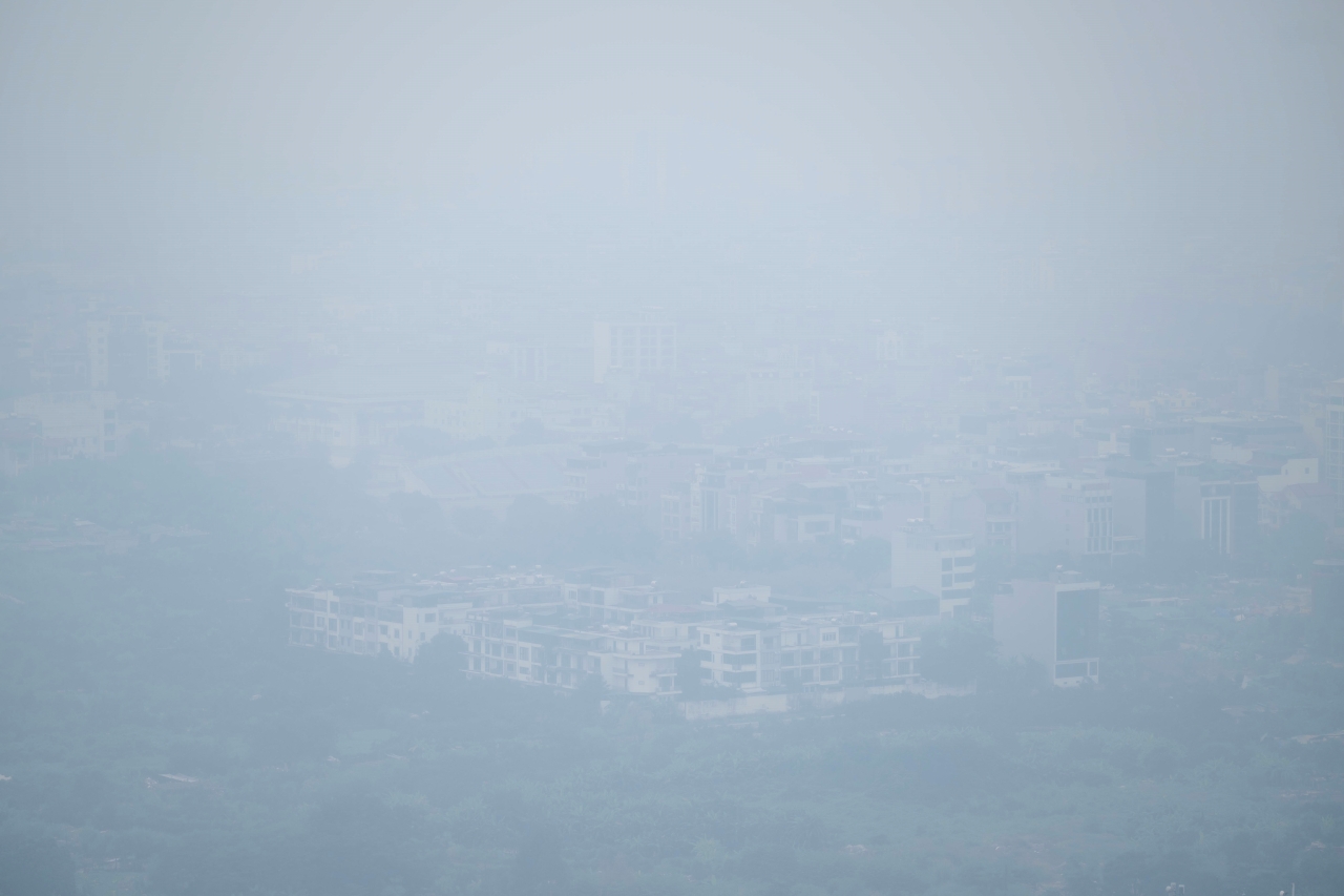 Giữa trưa bầu trời Hà Nội vẫn mù mịt, nhiều toà nhà Giữa trưa bầu trời Hà Nội vẫn mù mịt, nhiều toà nhà