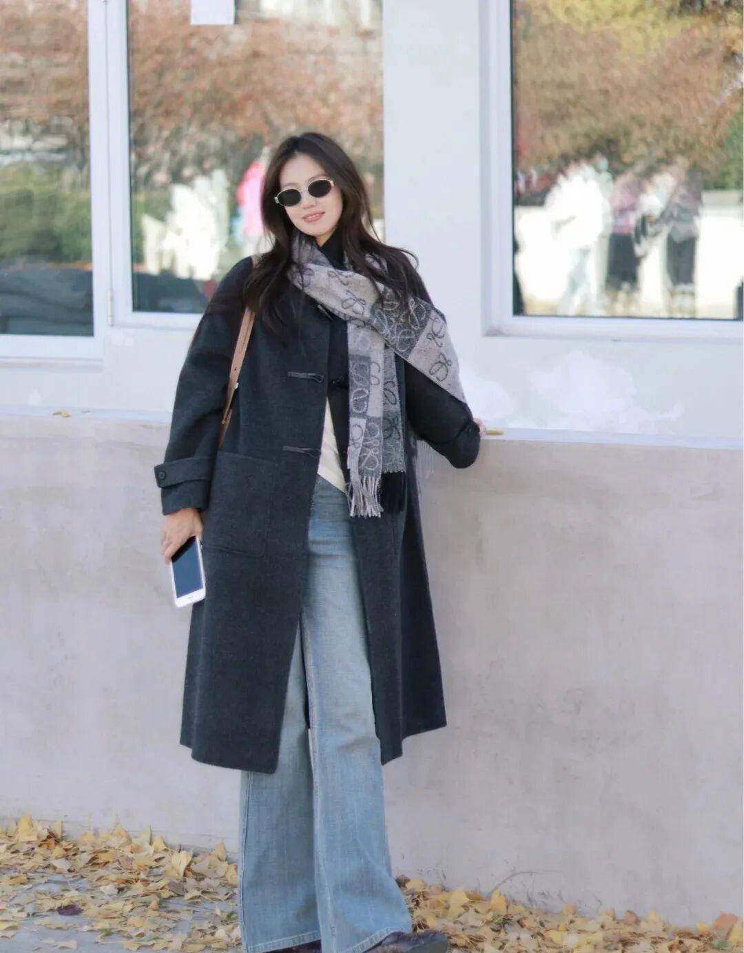 16 Công thức diện áo khoác xám cực chất để hack dáng mùa đông 2025 - Ảnh 12. 16 Công thức diện áo khoác xám cực chất để hack dáng mùa đông 2025 - Ảnh 12.