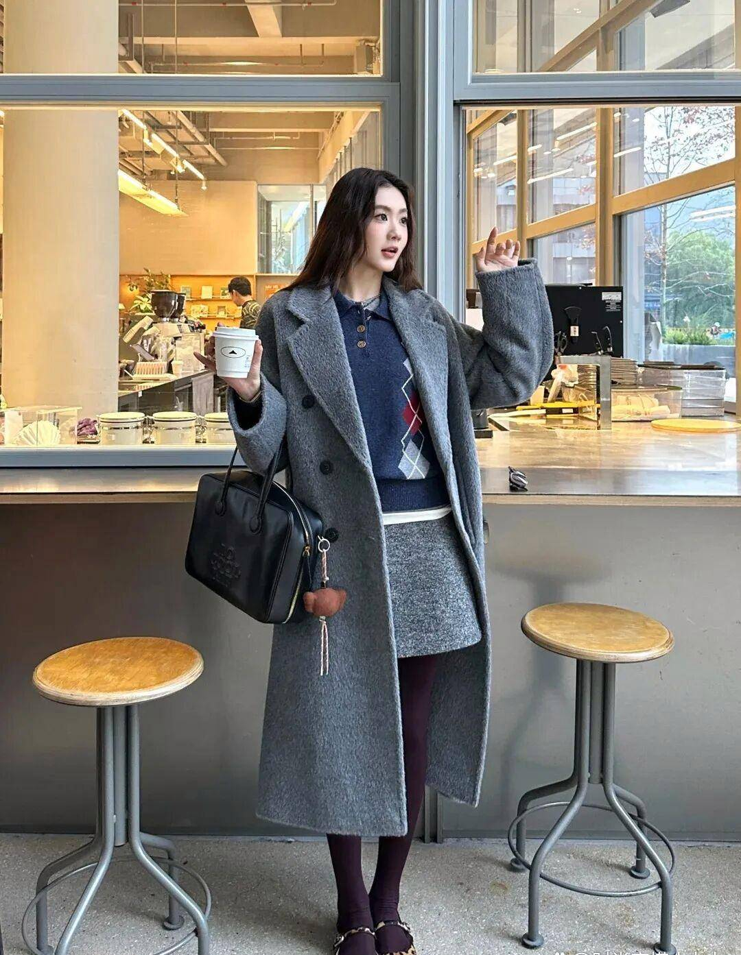 16 Công thức diện áo khoác xám cực chất để hack dáng mùa đông 2025 - Ảnh 14. 16 Công thức diện áo khoác xám cực chất để hack dáng mùa đông 2025 - Ảnh 14.