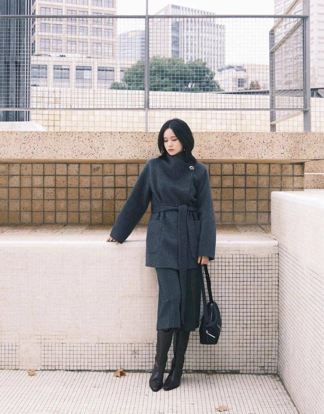 16 Công thức diện áo khoác xám cực chất để hack dáng mùa đông 2025 - Ảnh 13. 16 Công thức diện áo khoác xám cực chất để hack dáng mùa đông 2025 - Ảnh 13.