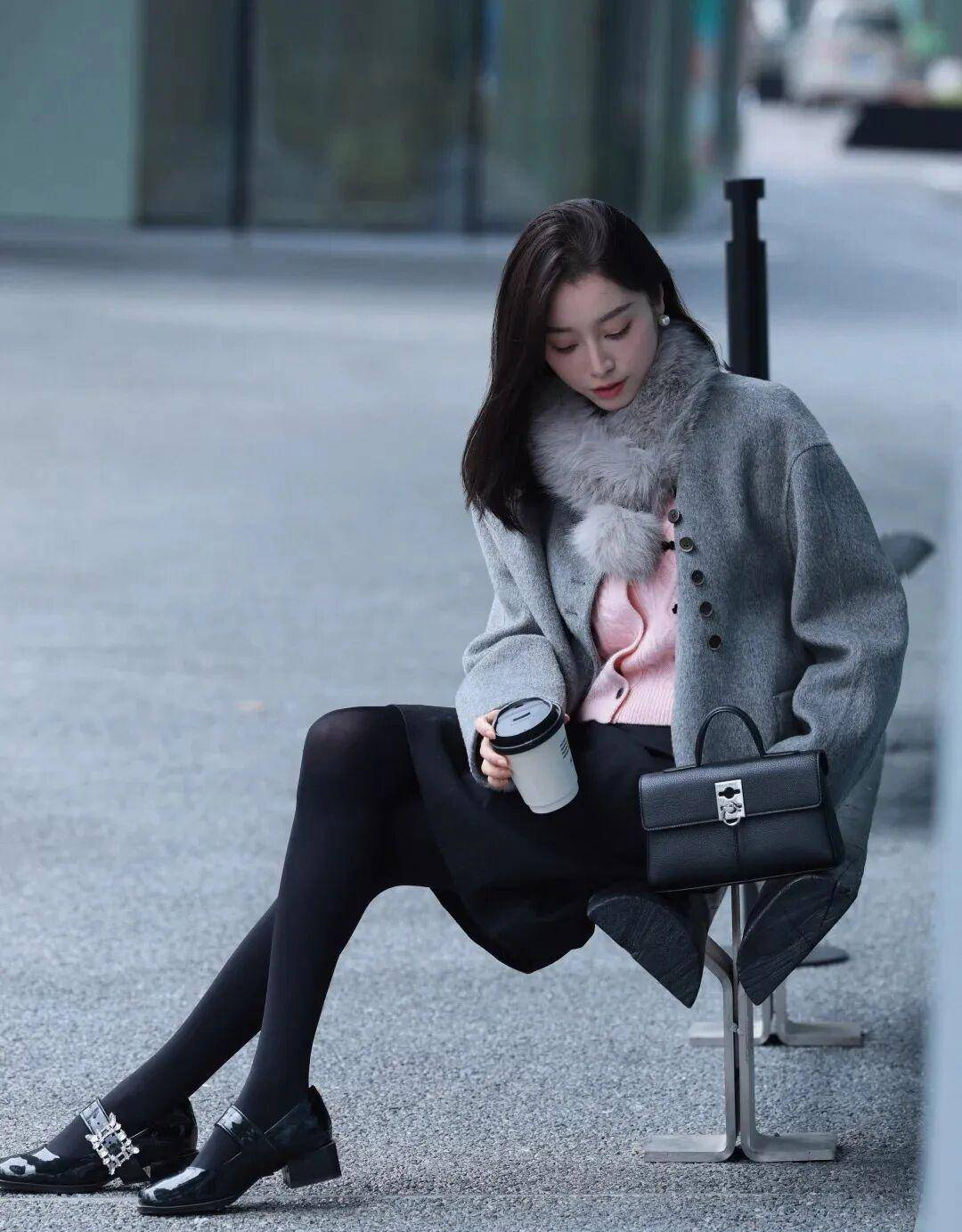 16 Công thức diện áo khoác xám cực chất để hack dáng mùa đông 2025 - Ảnh 5. 16 Công thức diện áo khoác xám cực chất để hack dáng mùa đông 2025 - Ảnh 5.