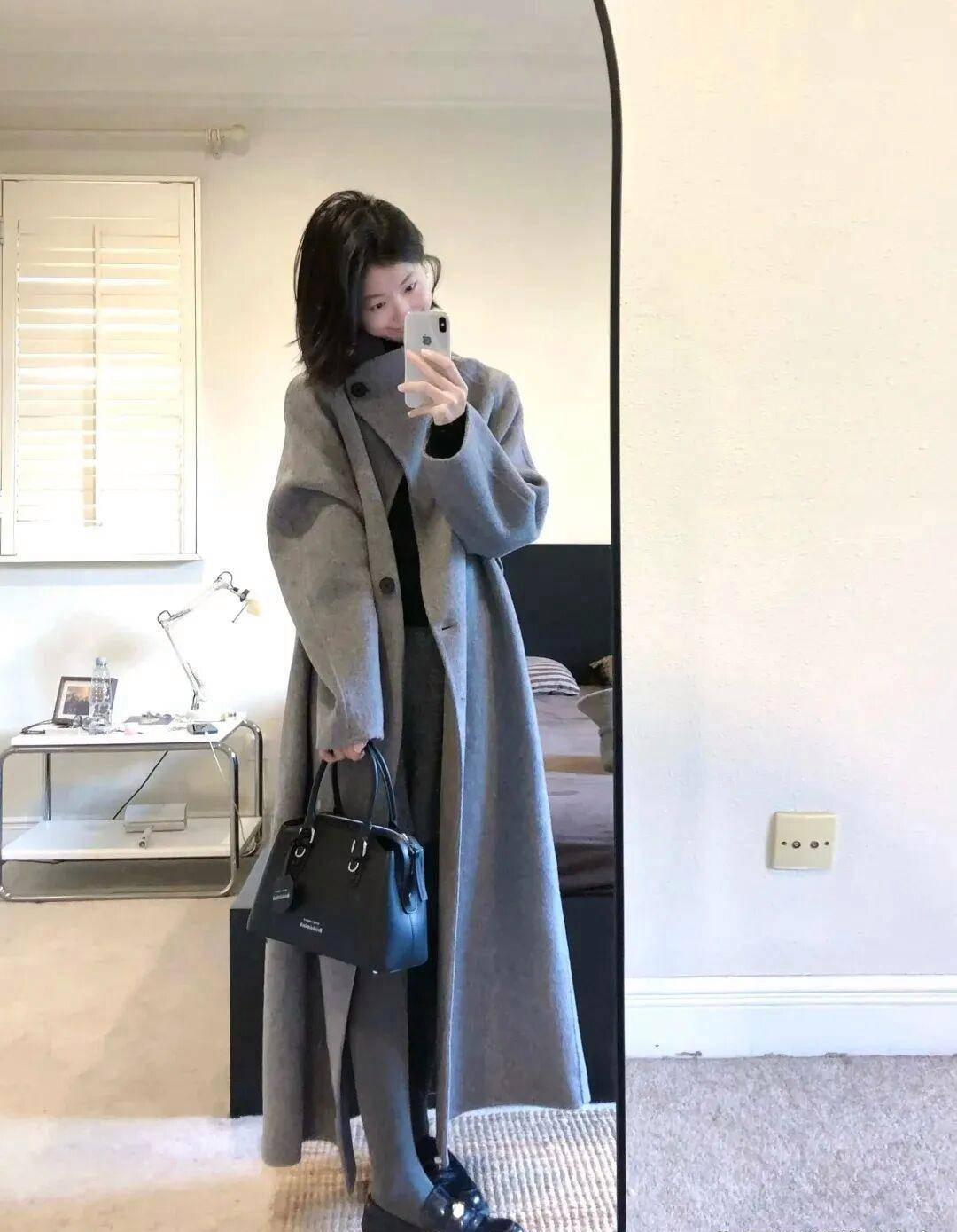 16 Công thức diện áo khoác xám cực chất để hack dáng mùa đông 2025 - Ảnh 16. 16 Công thức diện áo khoác xám cực chất để hack dáng mùa đông 2025 - Ảnh 16.