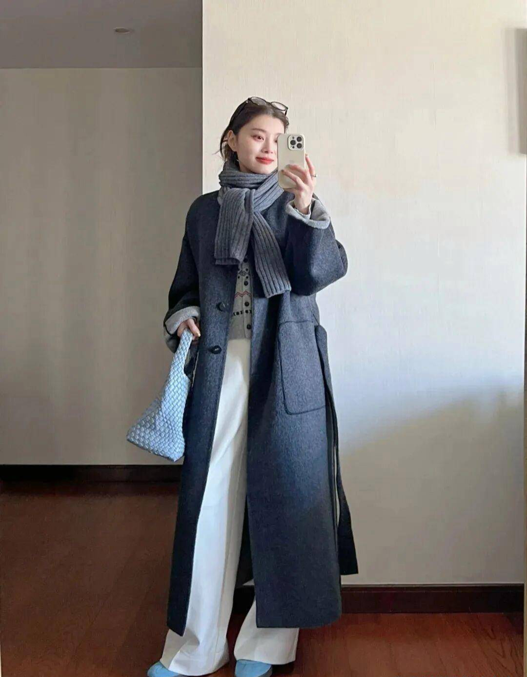 16 Công thức diện áo khoác xám cực chất để hack dáng mùa đông 2025 - Ảnh 4. 16 Công thức diện áo khoác xám cực chất để hack dáng mùa đông 2025 - Ảnh 4.