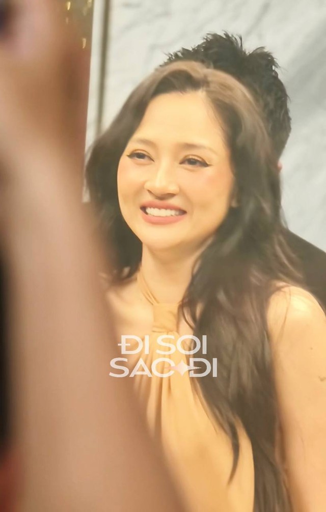 Cam zoom soi cận làn da dàn mỹ nhân Việt: Huyền Baby không điểm chê, Tóc Tiên với son đỏ là thần- Ảnh 9. Cam zoom soi cận làn da dàn mỹ nhân Việt: Huyền Baby không điểm chê, Tóc Tiên với son đỏ là thần- Ảnh 9.