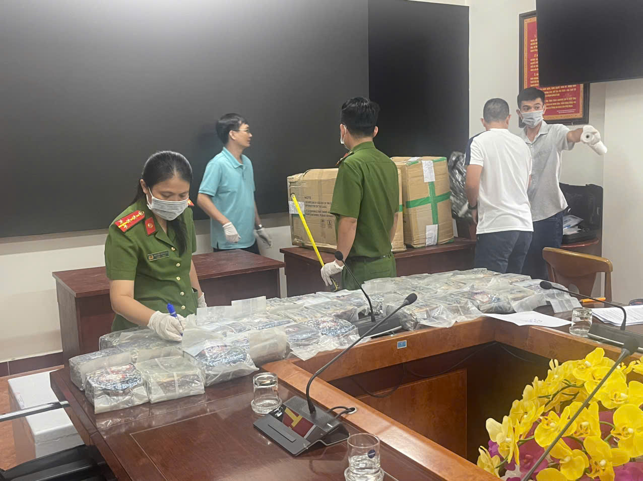 Phá đường dây ma túy xuyên quốc gia, thu giữ 174 kg ma túy và 10 bánh heroin - Ảnh 2. Phá đường dây ma túy xuyên quốc gia, thu giữ 174 kg ma túy và 10 bánh heroin - Ảnh 2.