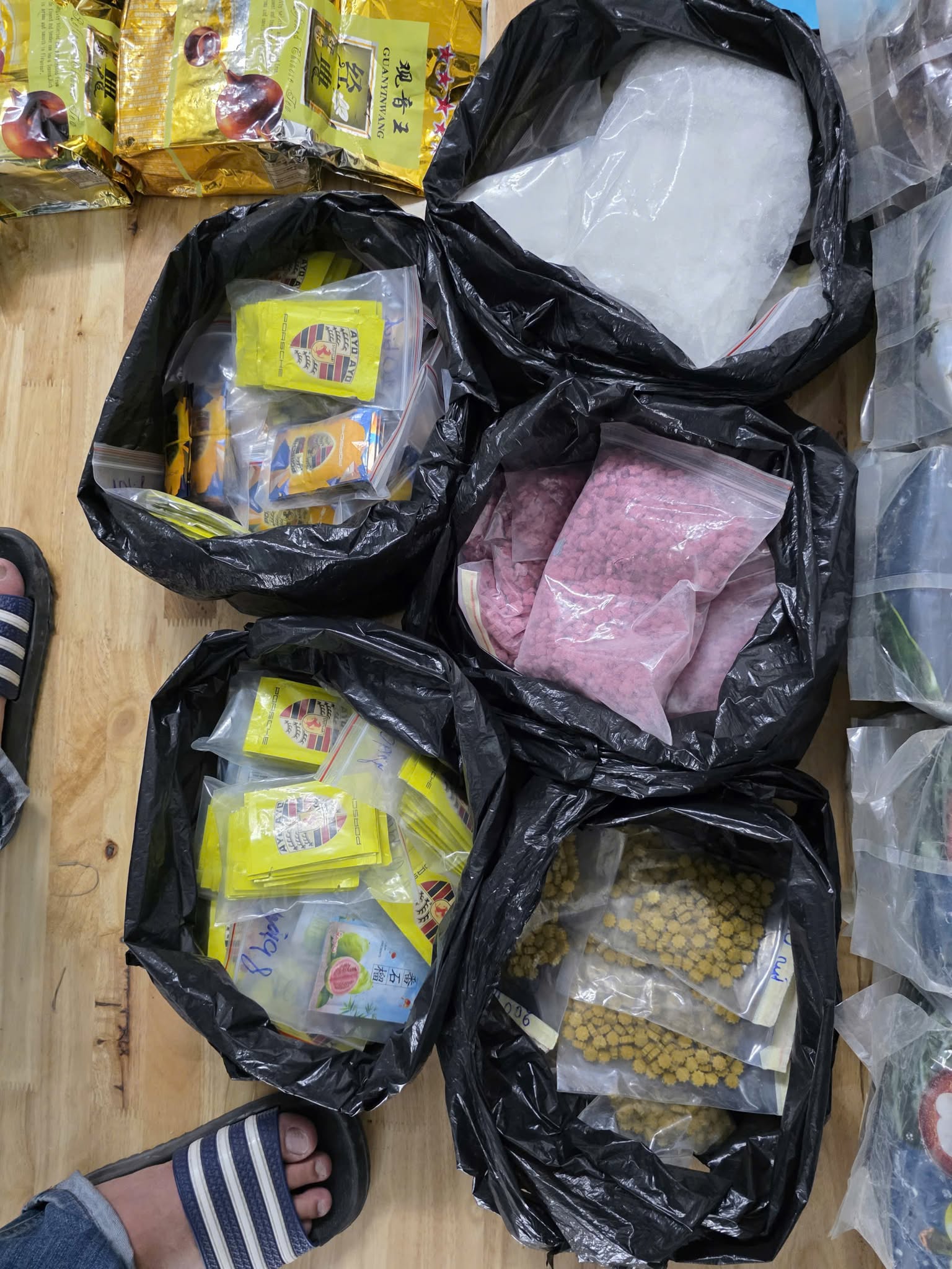 Phá đường dây ma túy xuyên quốc gia, thu giữ 174 kg ma túy và 10 bánh heroin - Ảnh 8. Phá đường dây ma túy xuyên quốc gia, thu giữ 174 kg ma túy và 10 bánh heroin - Ảnh 8.