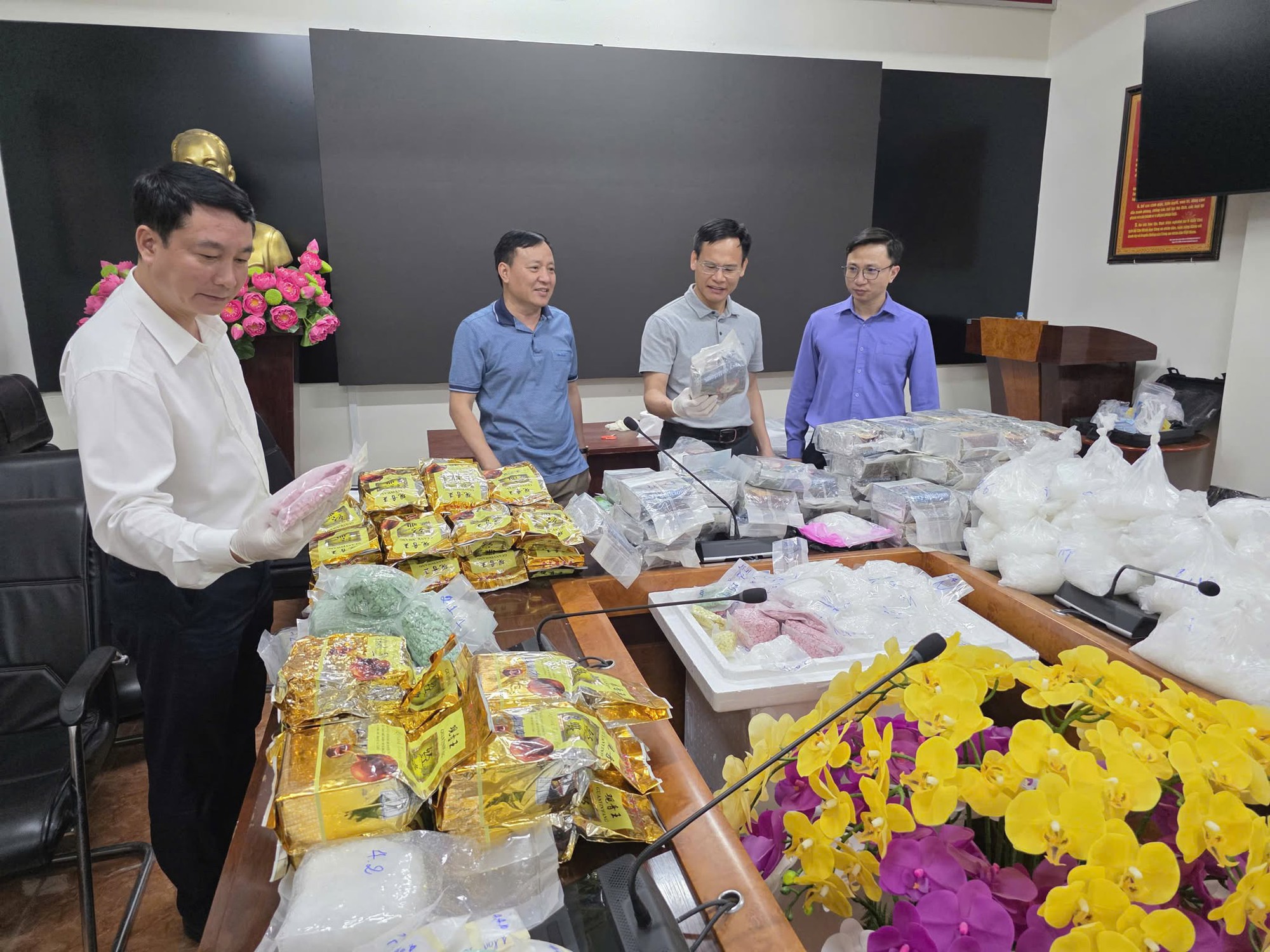 Phá đường dây ma túy xuyên quốc gia, thu giữ 174 kg ma túy và 10 bánh heroin - Ảnh 1. Phá đường dây ma túy xuyên quốc gia, thu giữ 174 kg ma túy và 10 bánh heroin - Ảnh 1.