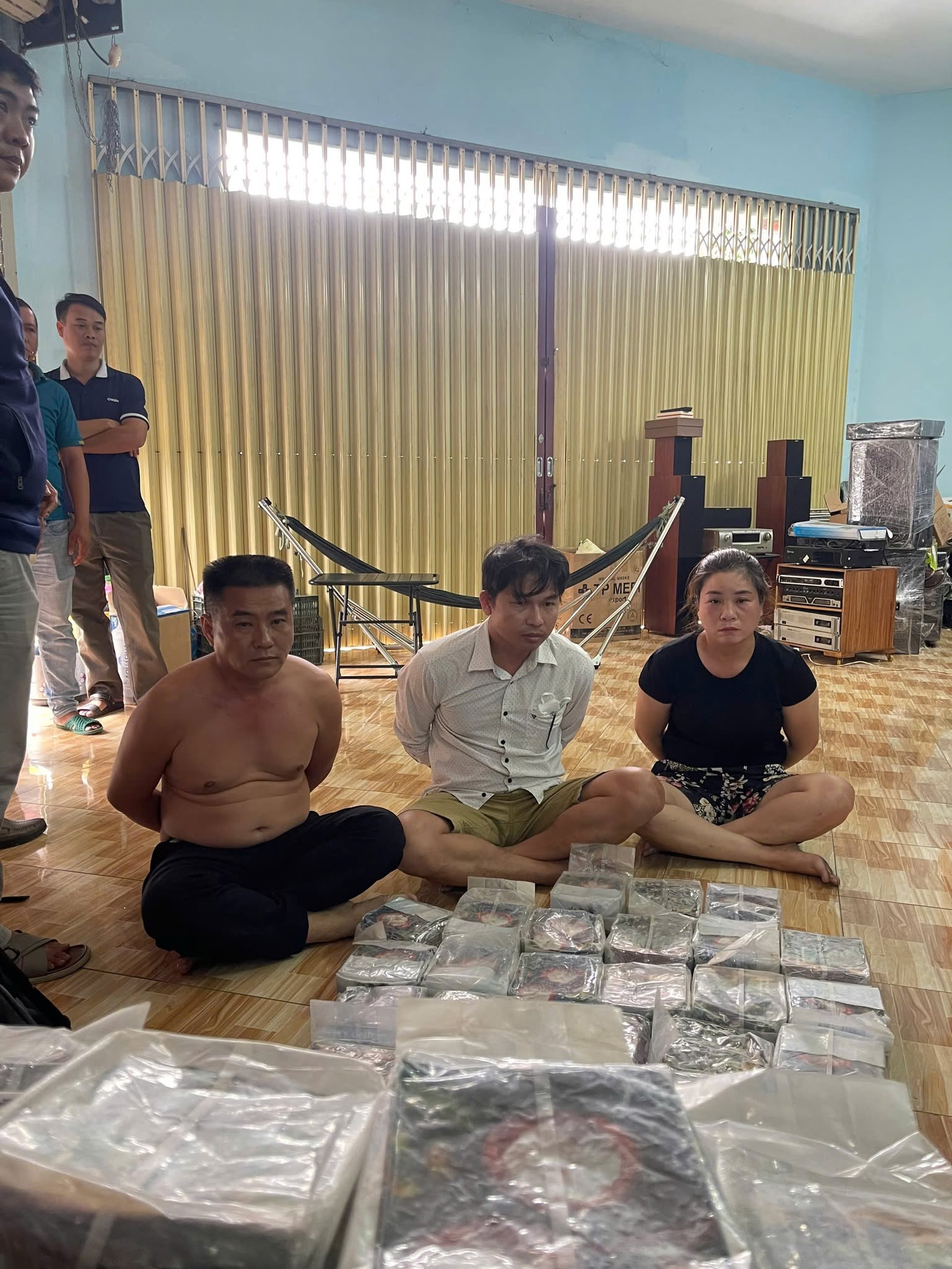 Phá đường dây ma túy xuyên quốc gia, thu giữ 174 kg ma túy và 10 bánh heroin - Ảnh 3. Phá đường dây ma túy xuyên quốc gia, thu giữ 174 kg ma túy và 10 bánh heroin - Ảnh 3.
