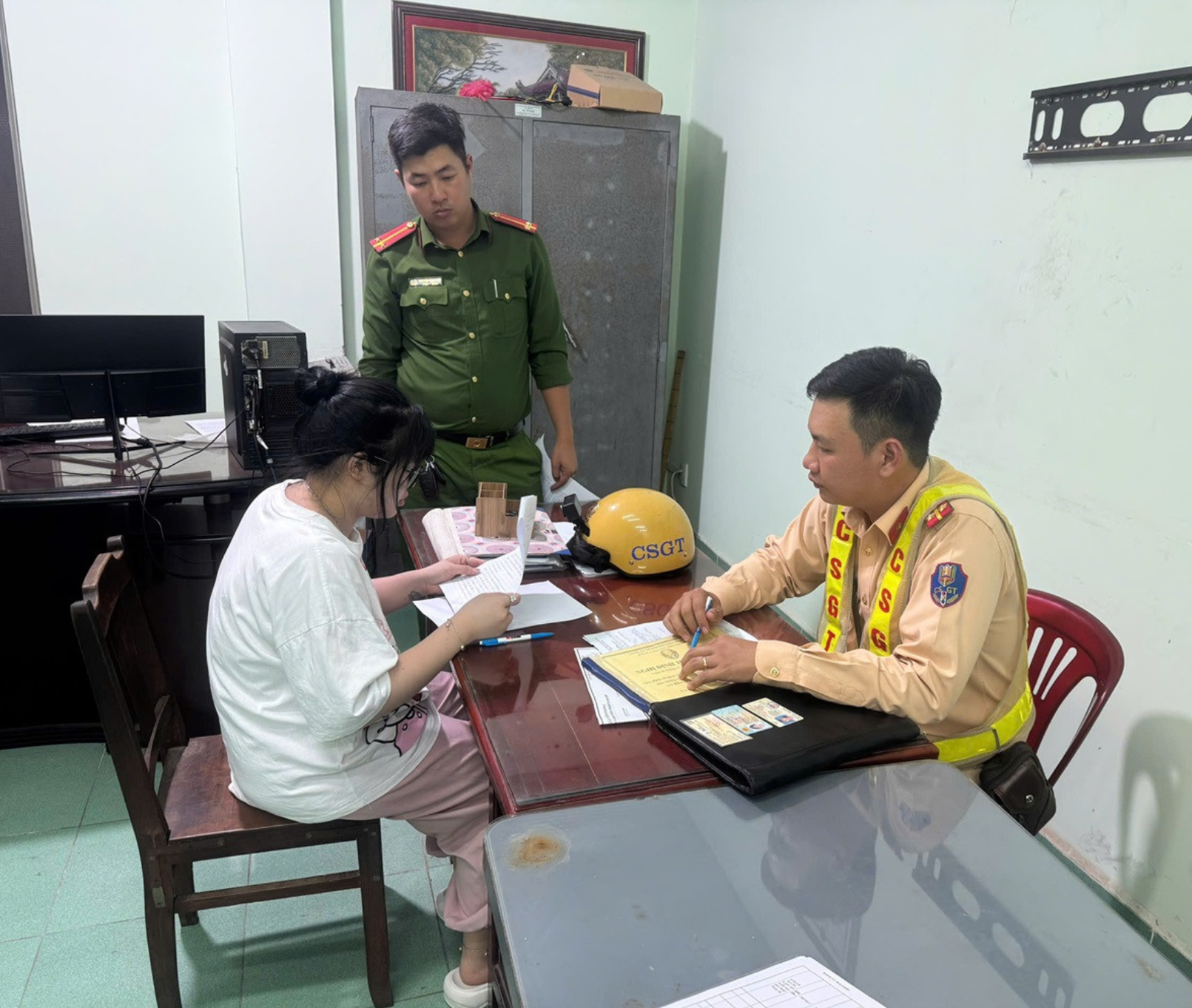 Cái kết cho cô gái ở TPHCM chắp tay lạy khi đang điều khiển xe máy  - Ảnh 1.