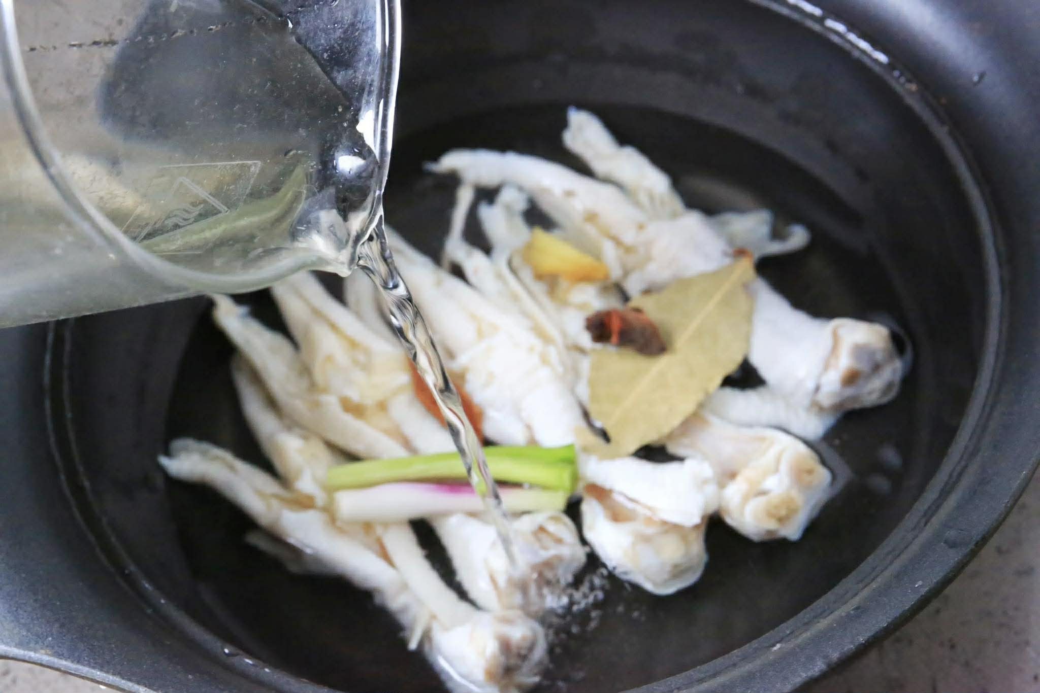 Công thức chân gà rút xương sốt tương đậu ngọt cho ngày lạnh thêm ấm áp - Ảnh 4.