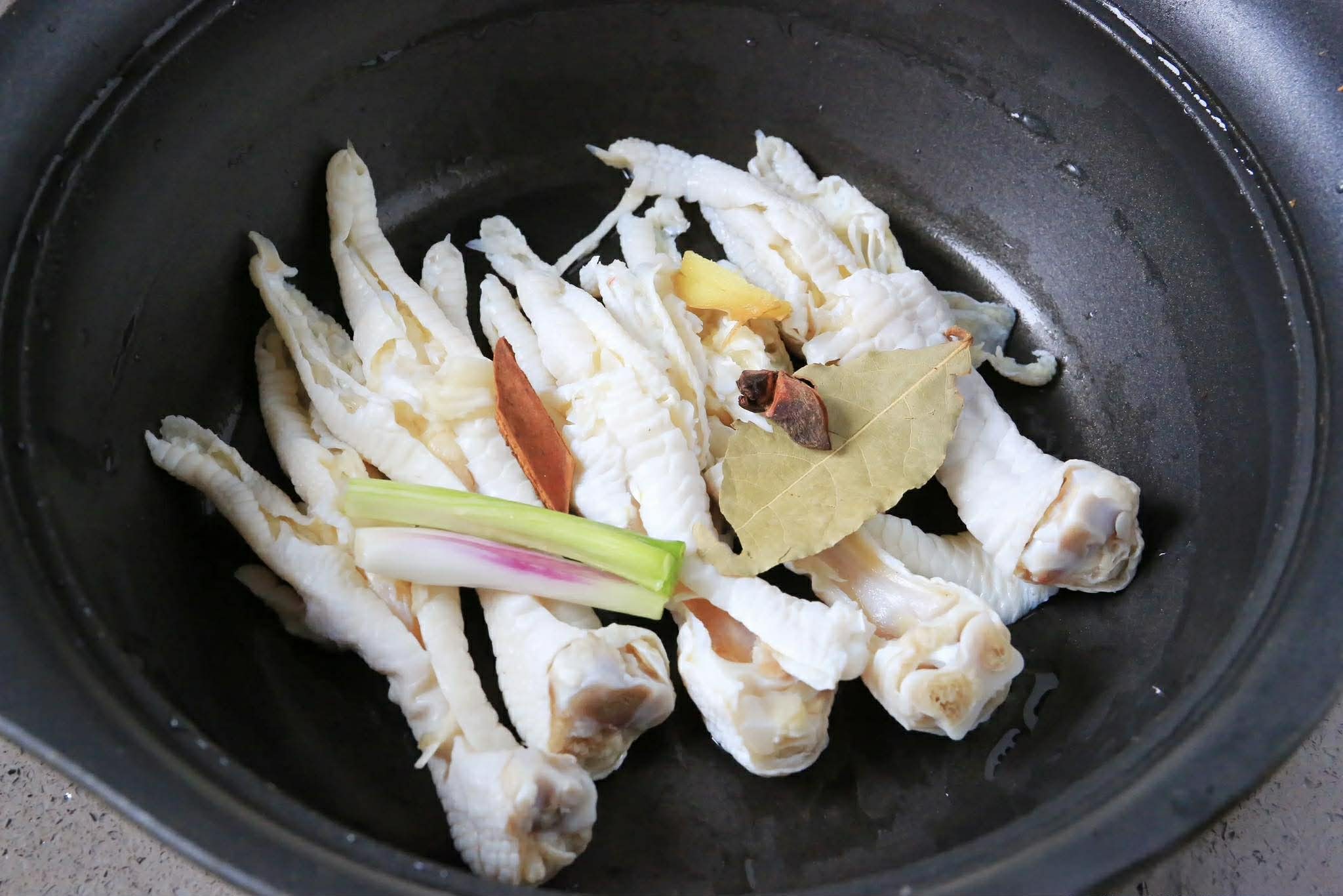 Công thức chân gà rút xương sốt tương đậu ngọt cho ngày lạnh thêm ấm áp - Ảnh 3.