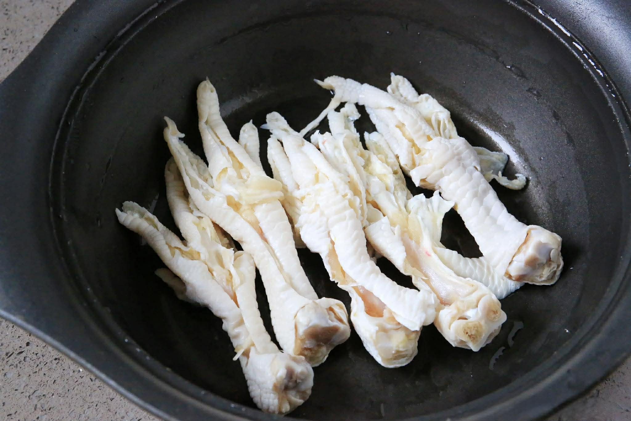 Công thức chân gà rút xương sốt tương đậu ngọt cho ngày lạnh thêm ấm áp - Ảnh 2.