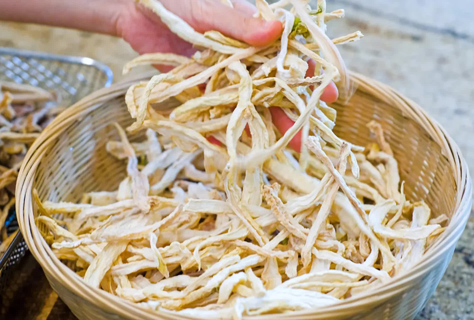 Phơi khô 4 lọai rau củ để ăn ngon quanh năm, giữ hương vị tuyệt vời - Ảnh 2. Phơi khô 4 lọai rau củ để ăn ngon quanh năm, giữ hương vị tuyệt vời - Ảnh 2.