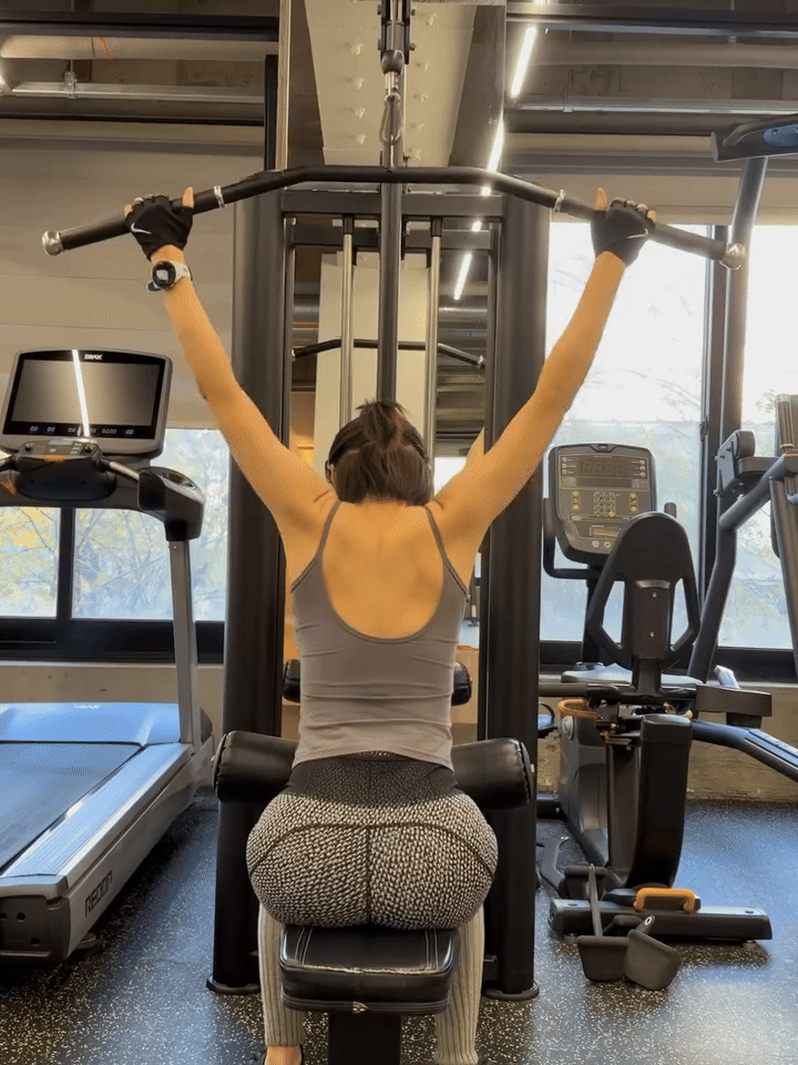 Thói quen giữ lưng nuột hơn gái đôi mươi của Son Ye Jin- Ảnh 4. Thói quen giữ lưng nuột hơn gái đôi mươi của Son Ye Jin- Ảnh 4.