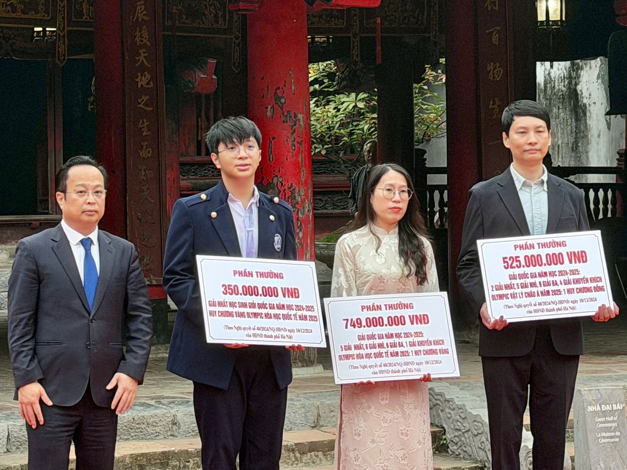 Trao thưởng 23 tỉ đồng cho học sinh, giáo viên đạt thành tích cao các kỳ thi học sinh giỏi - Ảnh 1.