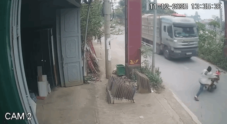 Người đàn ông ôm đẩy CSGT vào xe tải: Hành vi đáng lên án - Ảnh 2.