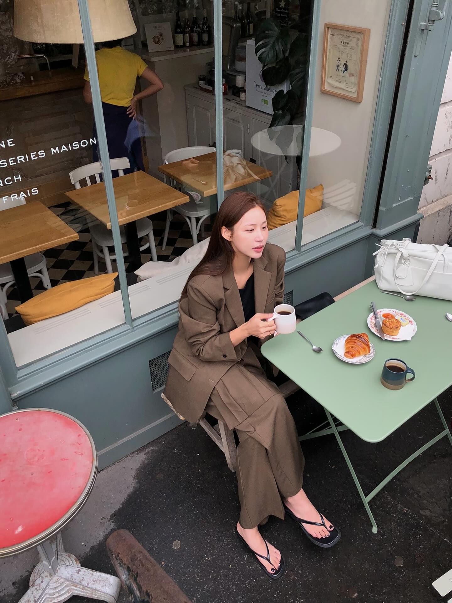 5 Mẫu quần dài đẹp bất hủ cho tủ đồ năm 2025 - Ảnh 9. 5 Mẫu quần dài đẹp bất hủ cho tủ đồ năm 2025 - Ảnh 9.