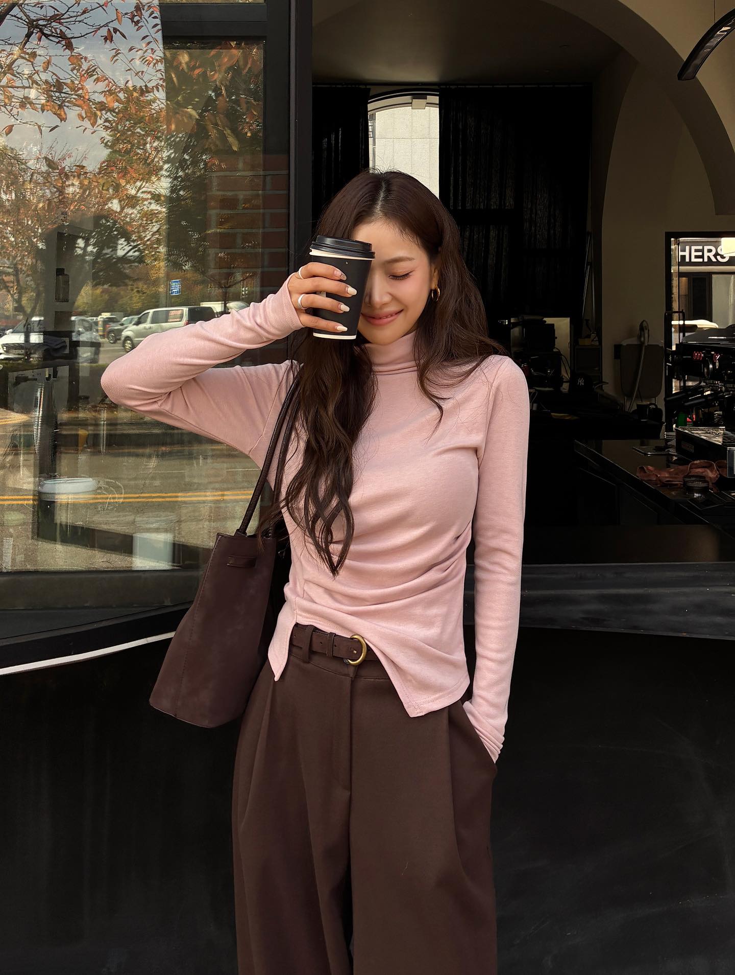 5 Mẫu quần dài đẹp bất hủ cho tủ đồ năm 2025 - Ảnh 7. 5 Mẫu quần dài đẹp bất hủ cho tủ đồ năm 2025 - Ảnh 7.