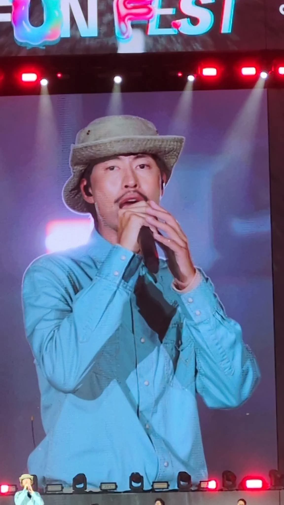 Đen Vâu buồn rầu, cúi gập người- Ảnh 2. Đen Vâu buồn rầu, cúi gập người- Ảnh 2.