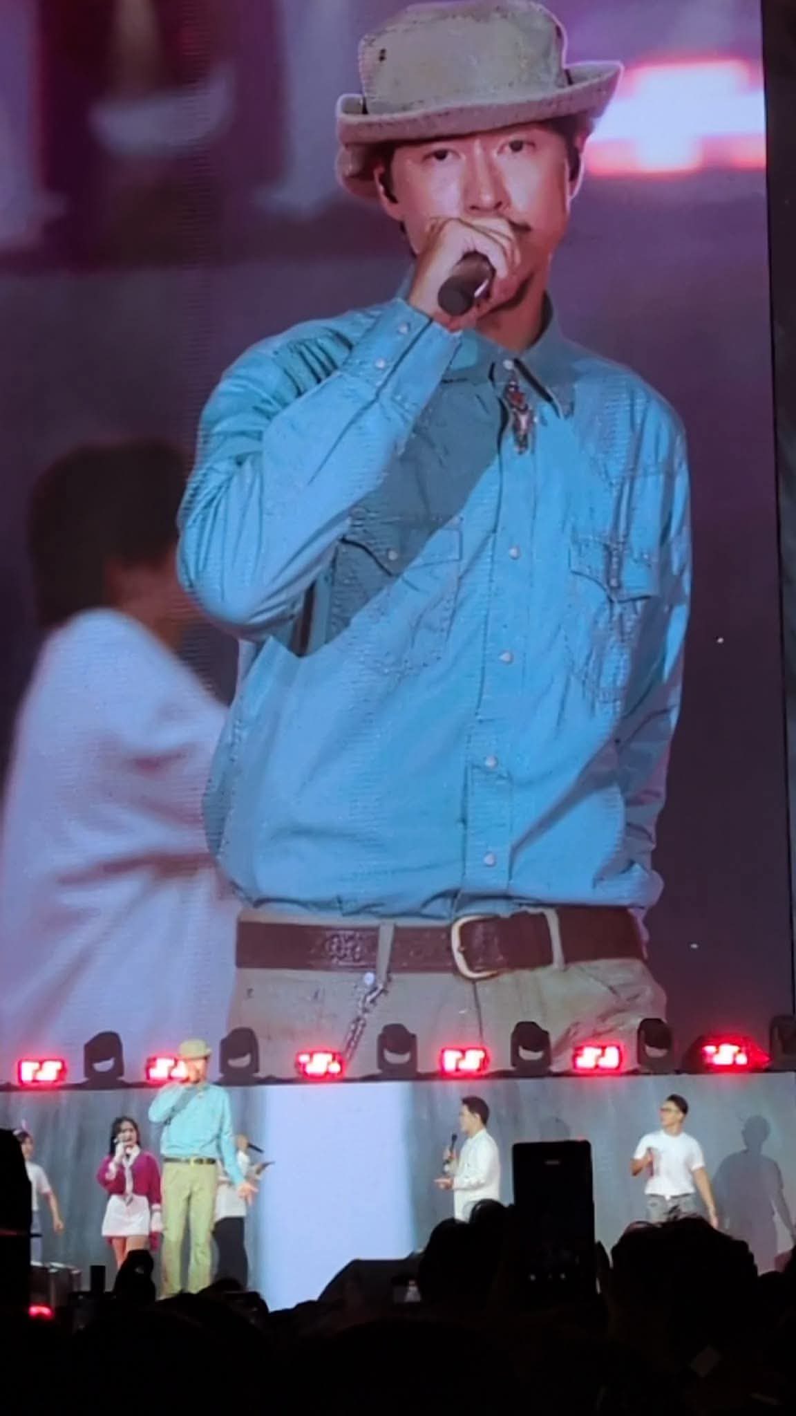 Đen Vâu buồn rầu, cúi gập người- Ảnh 3. Đen Vâu buồn rầu, cúi gập người- Ảnh 3.