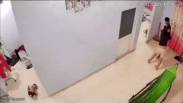 Clip gây phẫn nộ: Chồng túm tóc, đấm vợ tới tấp như kẻ thù, mặc con nhỏ khóc thét hoảng loạn dưới sàn nhà- Ảnh 1.