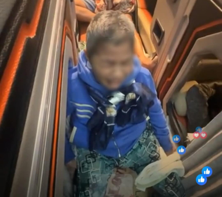 Thực hư chuyện bà lão khóc nức nở trên xe khách bị con gái bỏ rơi - Ảnh 1.