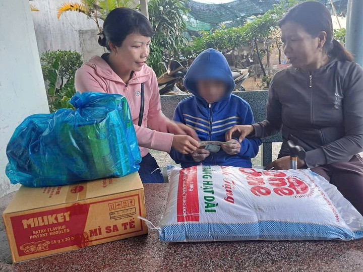 Thực hư chuyện bà lão khóc nức nở trên xe khách bị con gái bỏ rơi - Ảnh 2.