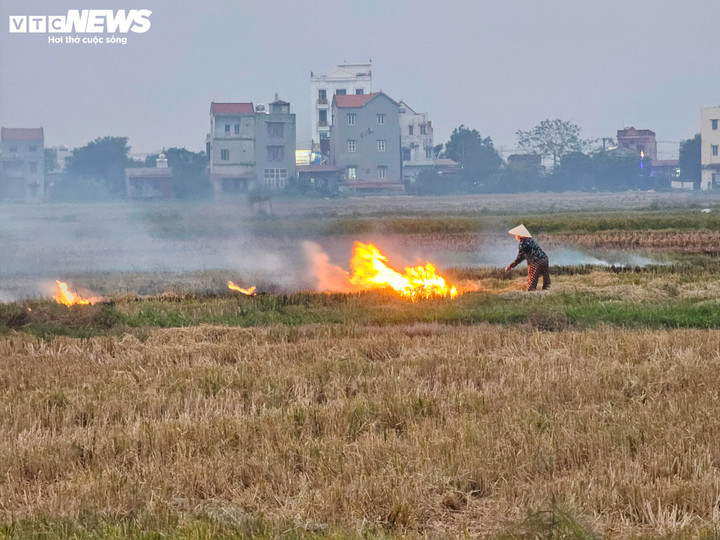 Hà Nội ô nhiễm không khí nghiêm trọng, khói bụi gây ảnh hưởng đến sức khỏe người dân - Ảnh 3.