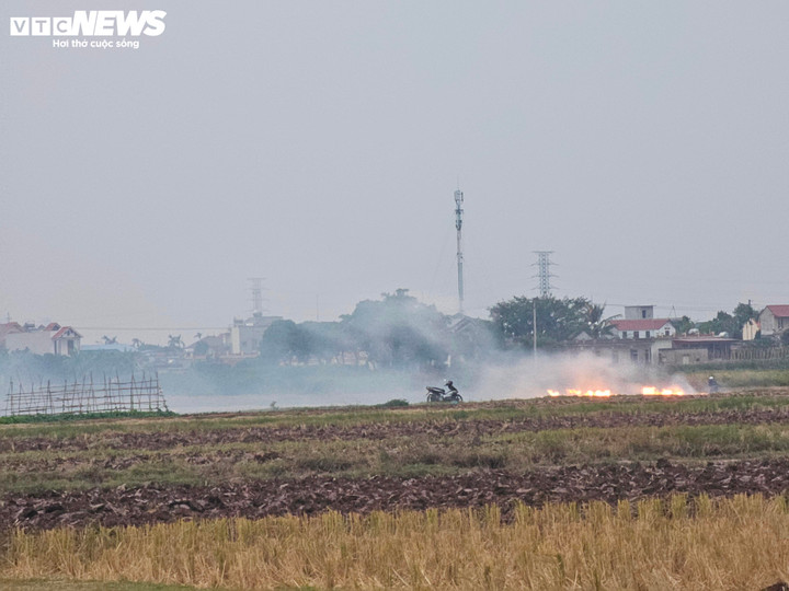 Hà Nội ô nhiễm không khí nghiêm trọng, khói bụi gây ảnh hưởng đến sức khỏe người dân - Ảnh 4.