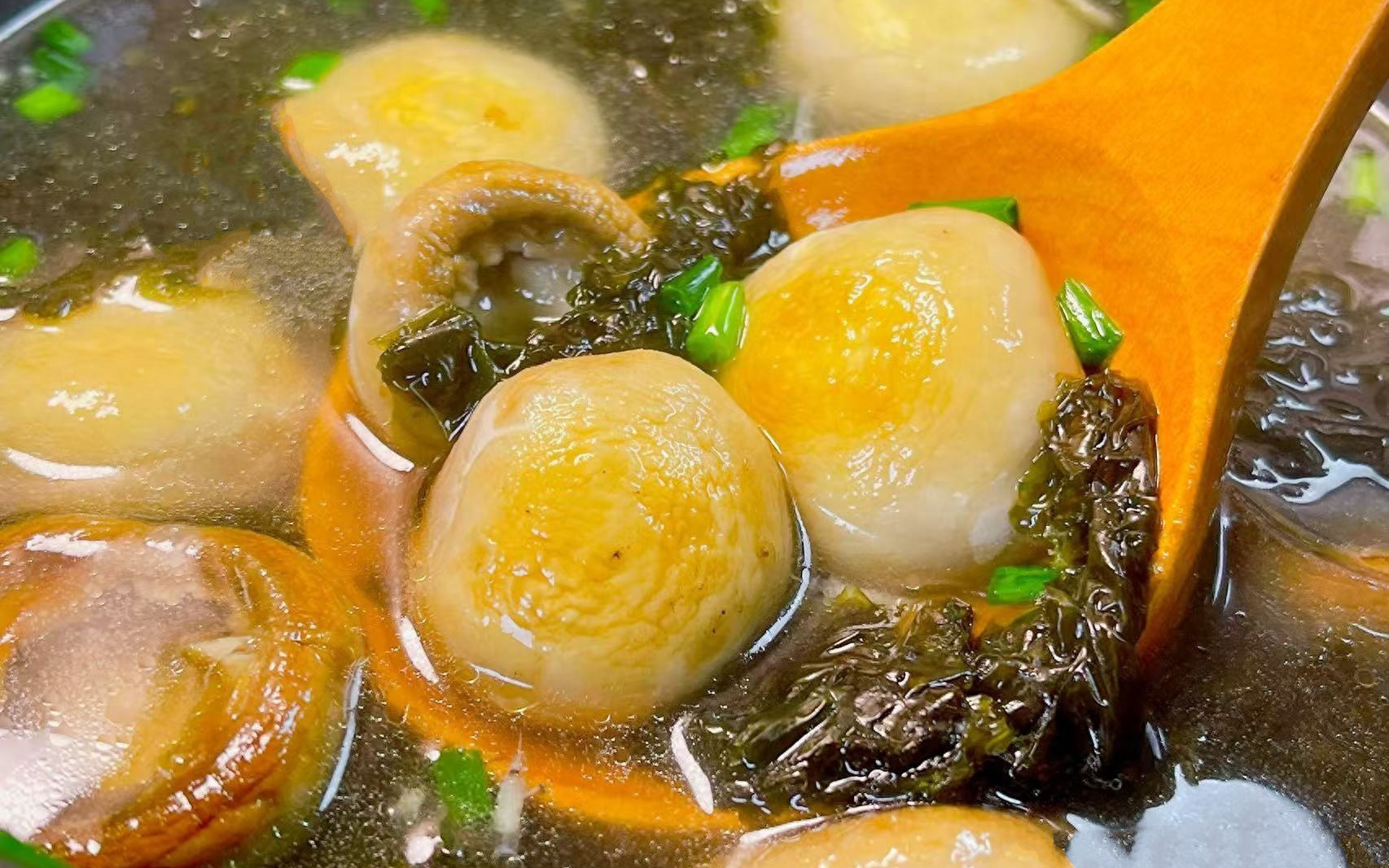 Nhìn khách Tây ăn bún chả, dân mạng Việt hết hồn vì