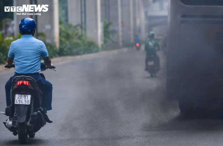 Hà Nội ô nhiễm không khí nghiêm trọng, khói bụi gây ảnh hưởng đến sức khỏe người dân - Ảnh 7.