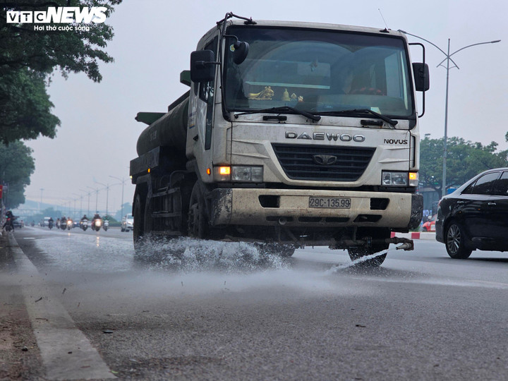 Hà Nội ô nhiễm không khí nghiêm trọng, khói bụi gây ảnh hưởng đến sức khỏe người dân - Ảnh 2.