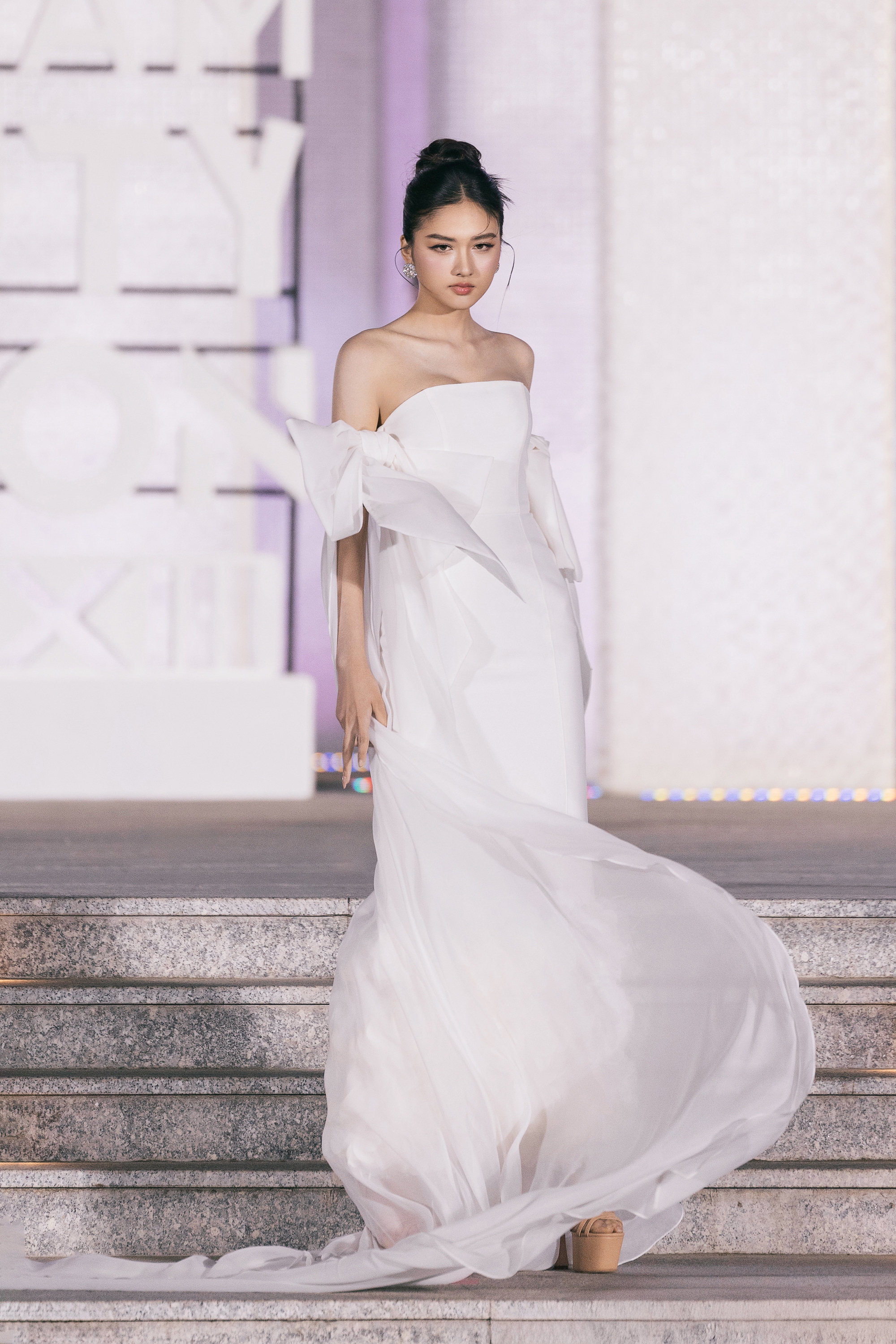 Lê Hoàng Phương tỏa sáng tại VBFF XIII: Hậu trường sự kiện thời trang nổi bật - Ảnh 5. Lê Hoàng Phương tỏa sáng tại VBFF XIII: Hậu trường sự kiện thời trang nổi bật - Ảnh 5.