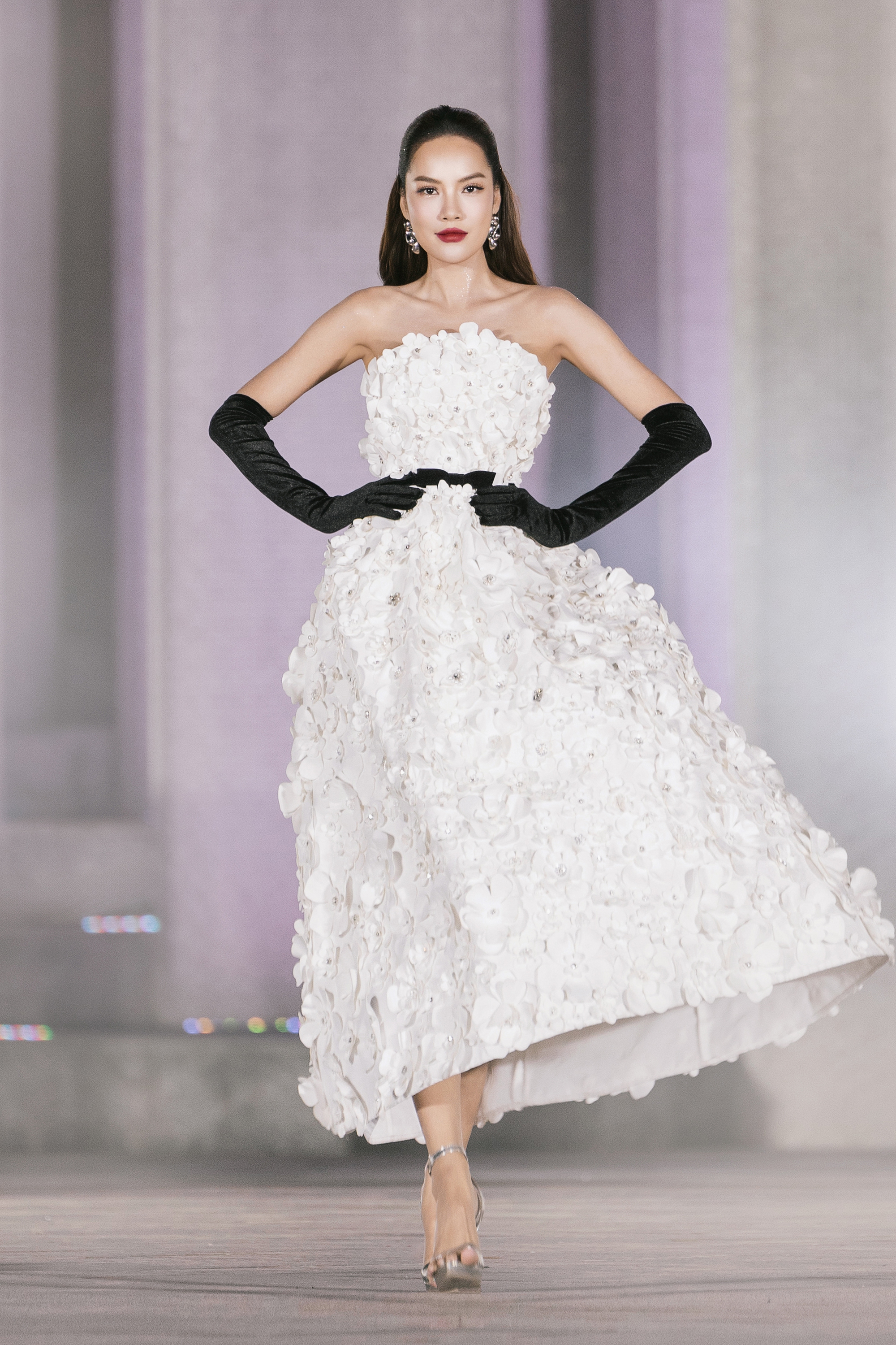 Lê Hoàng Phương tỏa sáng tại VBFF XIII: Hậu trường sự kiện thời trang nổi bật - Ảnh 3. Lê Hoàng Phương tỏa sáng tại VBFF XIII: Hậu trường sự kiện thời trang nổi bật - Ảnh 3.